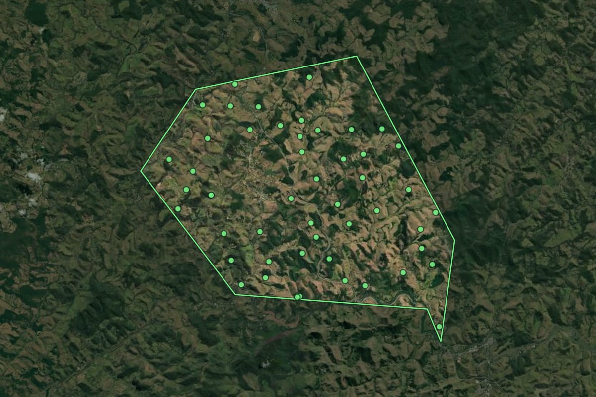 Imagem de satélite de Simão Pereira (MG), com o contorno do município e a posição dos imóveis desta página.