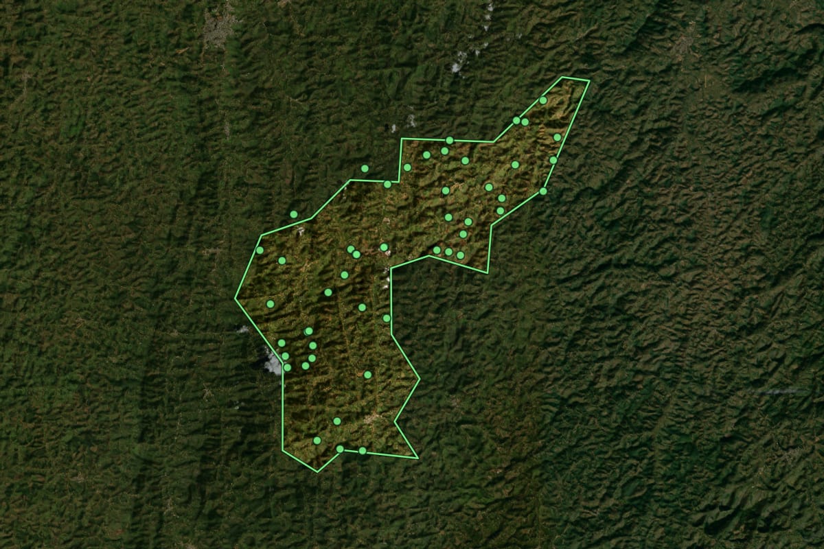 Imagem de satélite de Simonésia (MG), com o contorno do município e a posição dos imóveis desta página.