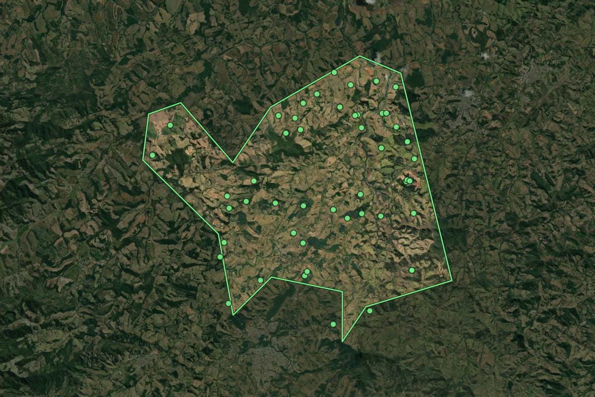 Imagem de satélite de Soledade de Minas (MG), com o contorno do município e a posição dos imóveis desta página.