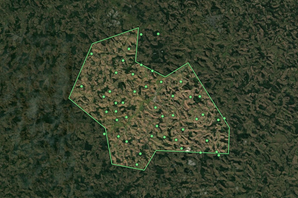 Imagem de satélite de Tabuleiro (MG), com o contorno do município e a posição dos imóveis desta página.