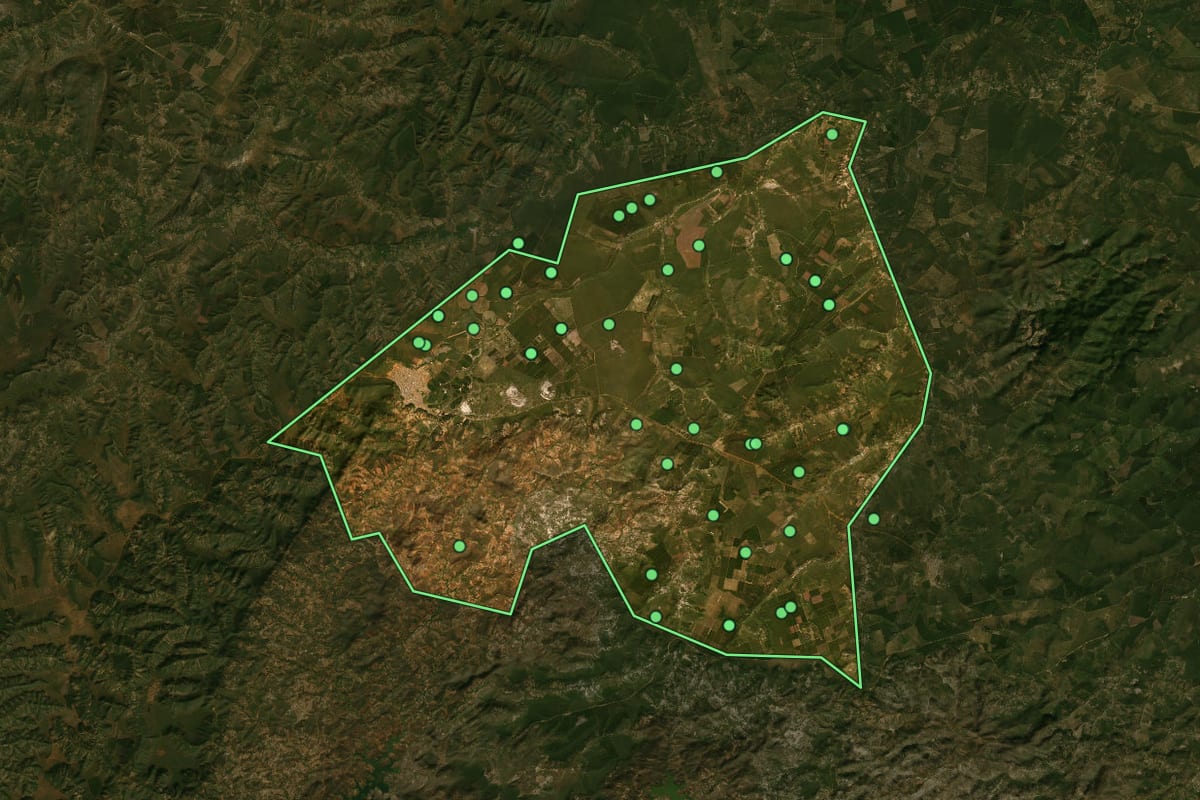 Imagem de satélite de Taiobeiras (MG), com o contorno do município e a posição dos imóveis desta página.