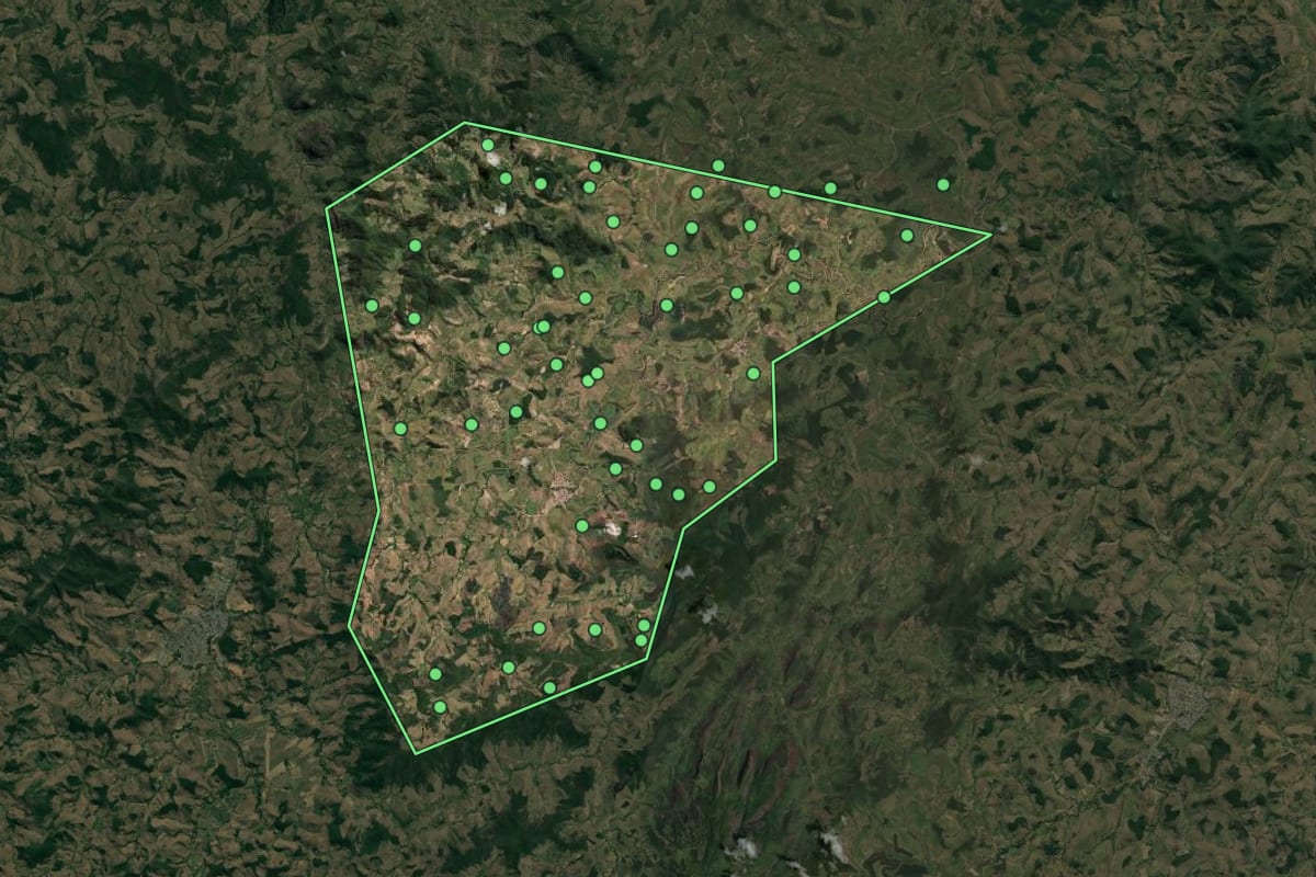 Imagem de satélite de Taparuba (MG), com o contorno do município e a posição dos imóveis desta página.