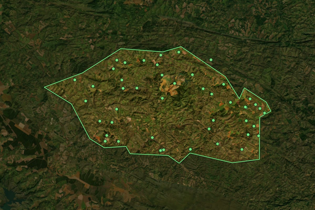 Imagem de satélite de Tapira (MG), com o contorno do município e a posição dos imóveis desta página.