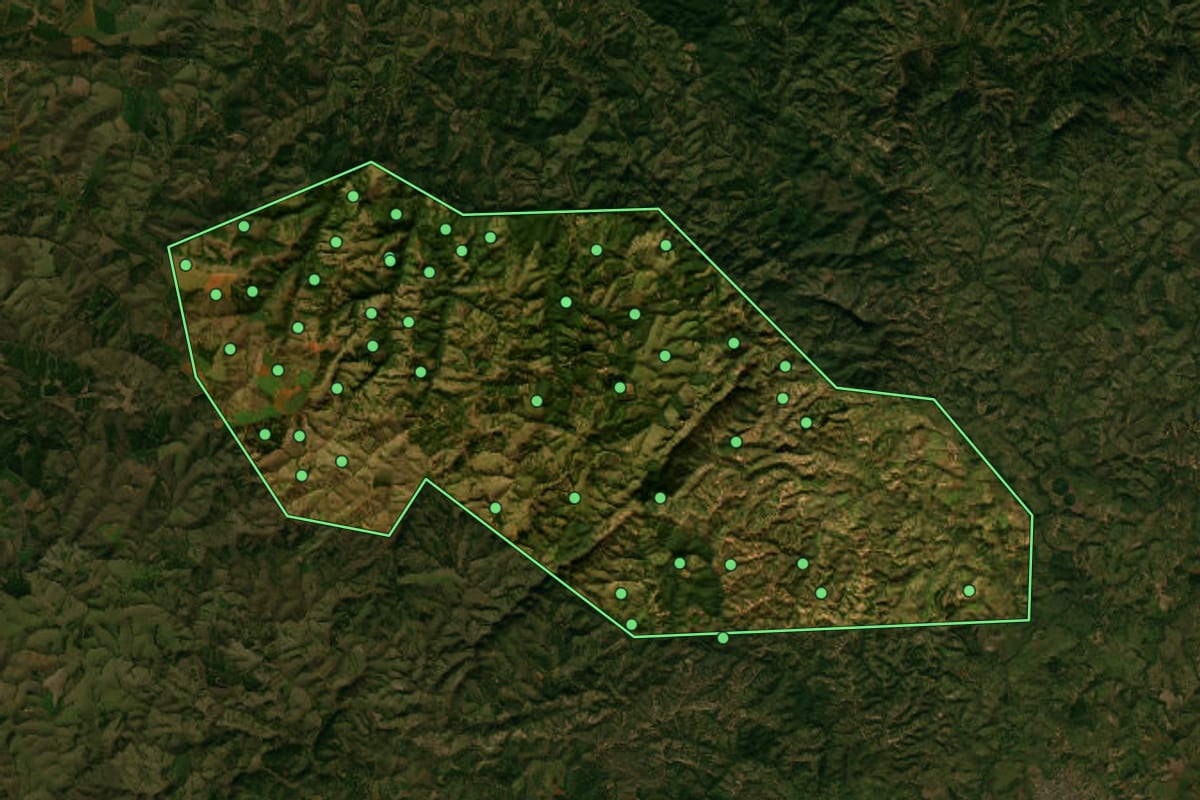 Imagem de satélite de Tapiraí (MG), com o contorno do município e a posição dos imóveis desta página.
