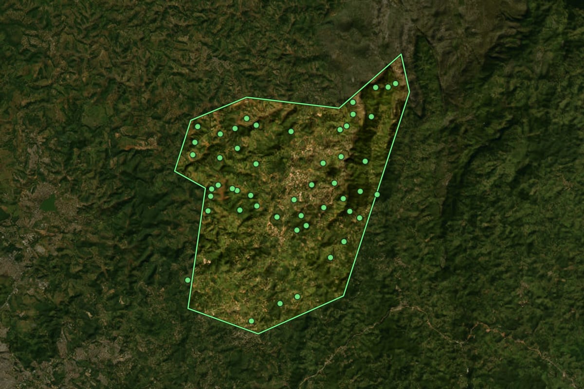 Imagem de satélite de Taquaraçu de Minas (MG), com o contorno do município e a posição dos imóveis desta página.