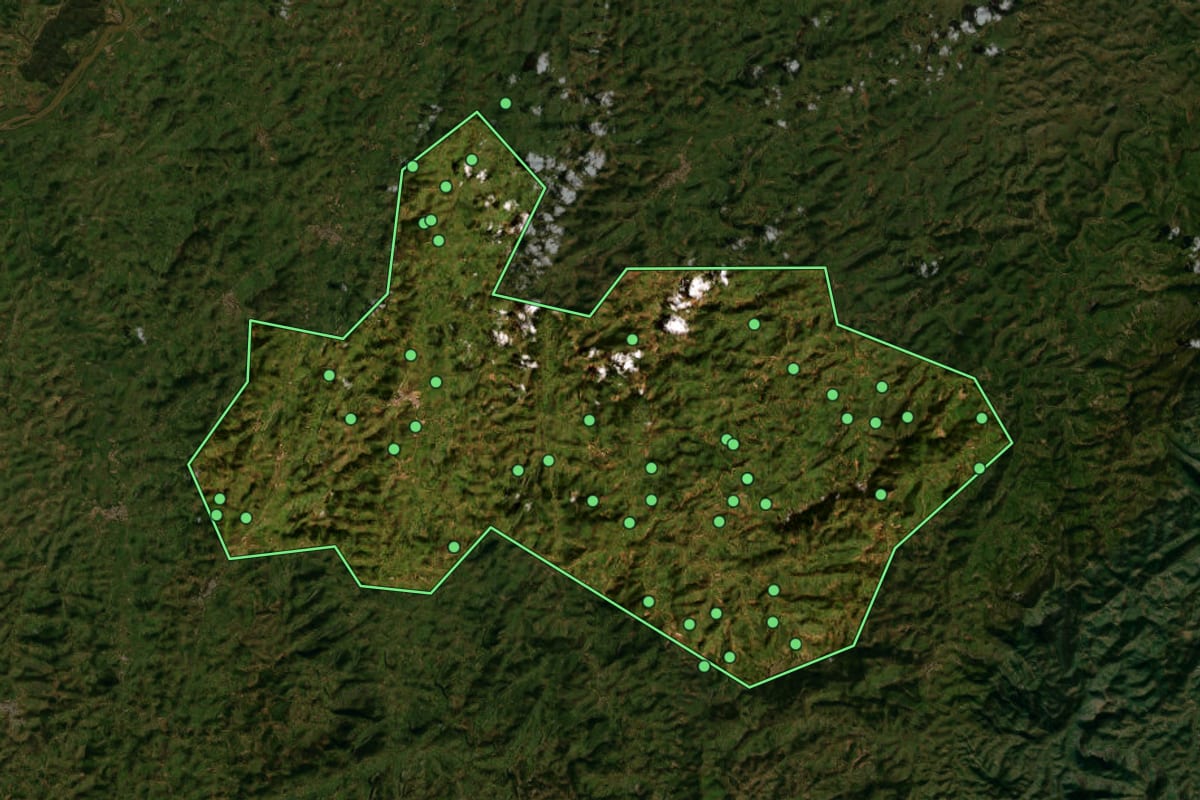 Imagem de satélite de Tarumirim (MG), com o contorno do município e a posição dos imóveis desta página.