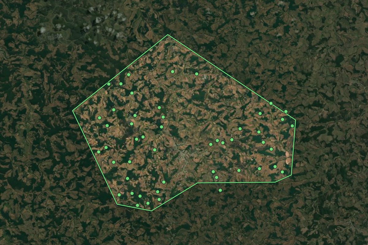 Imagem de satélite de Teixeiras (MG), com o contorno do município e a posição dos imóveis desta página.