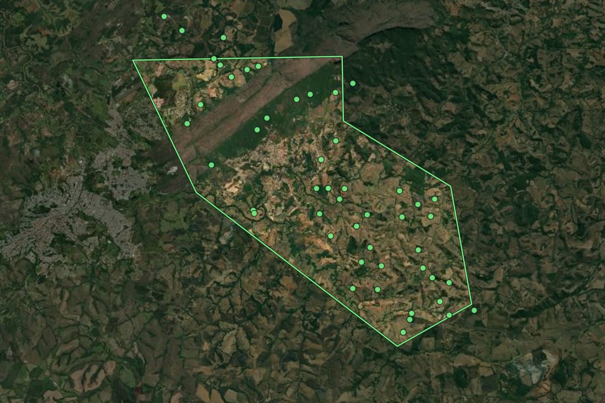 Imagem de satélite de Tiradentes (MG), com o contorno do município e a posição dos imóveis desta página.