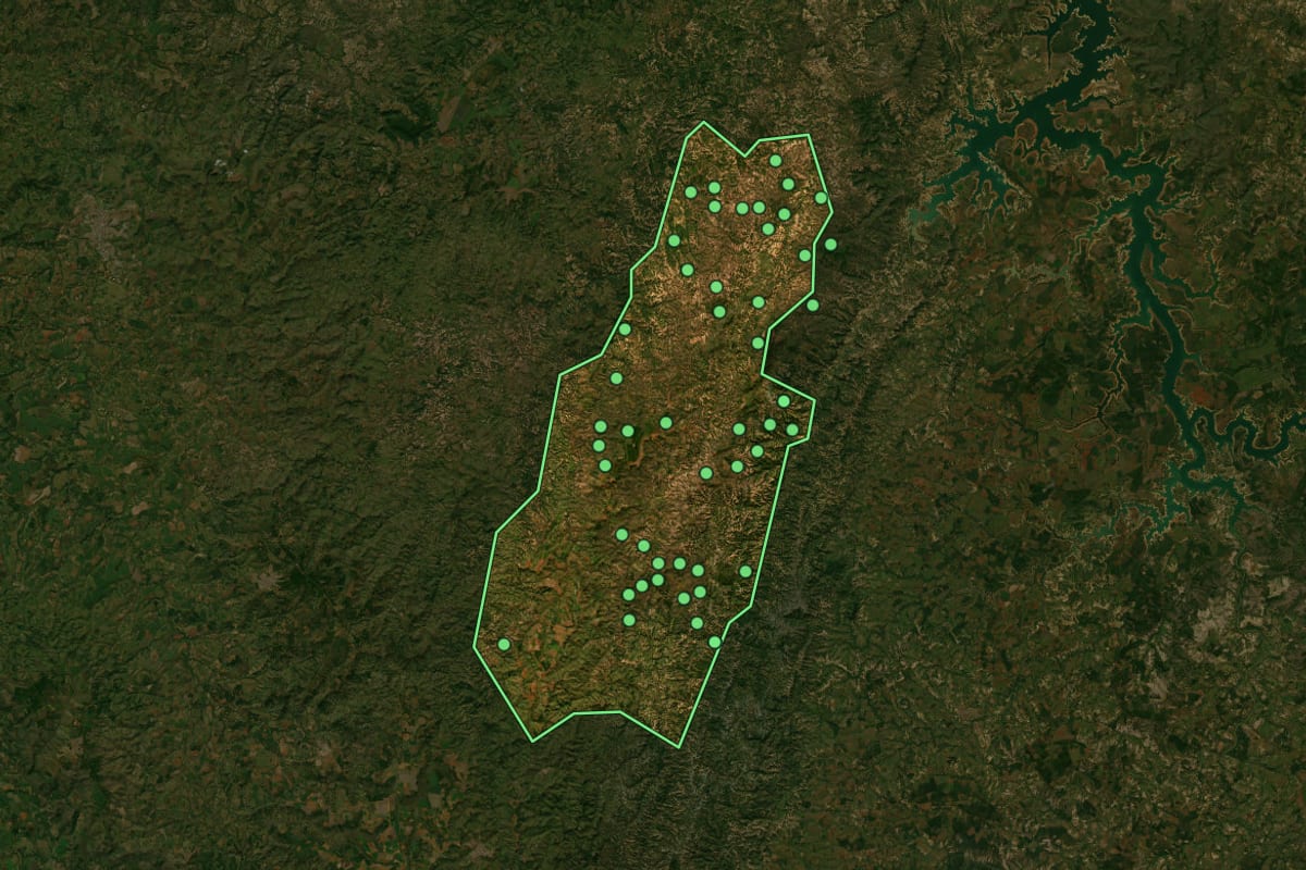 Imagem de satélite de Tiros (MG), com o contorno do município e a posição dos imóveis desta página.