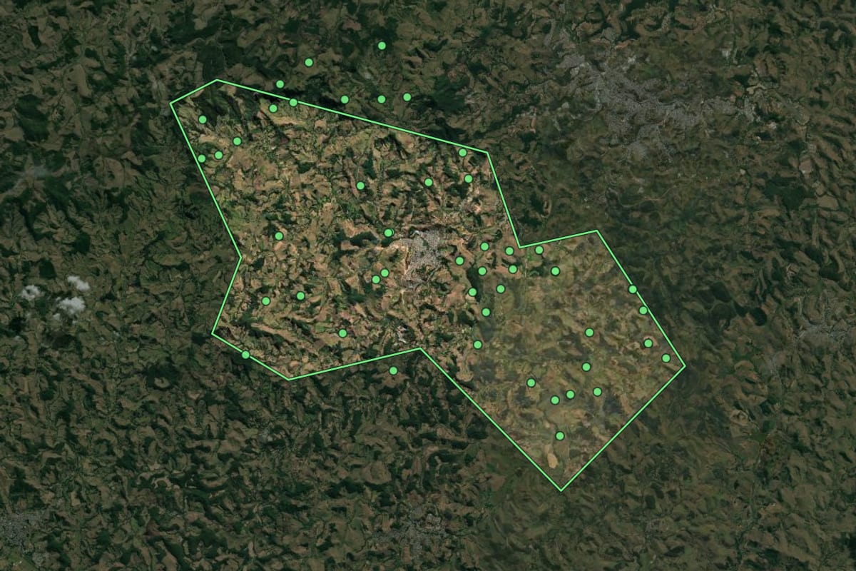 Imagem de satélite de Tocantins (MG), com o contorno do município e a posição dos imóveis desta página.