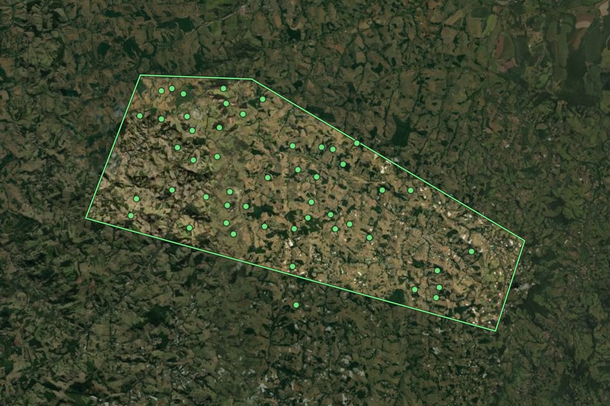 Imagem de satélite de Tocos do Moji (MG), com o contorno do município e a posição dos imóveis desta página.