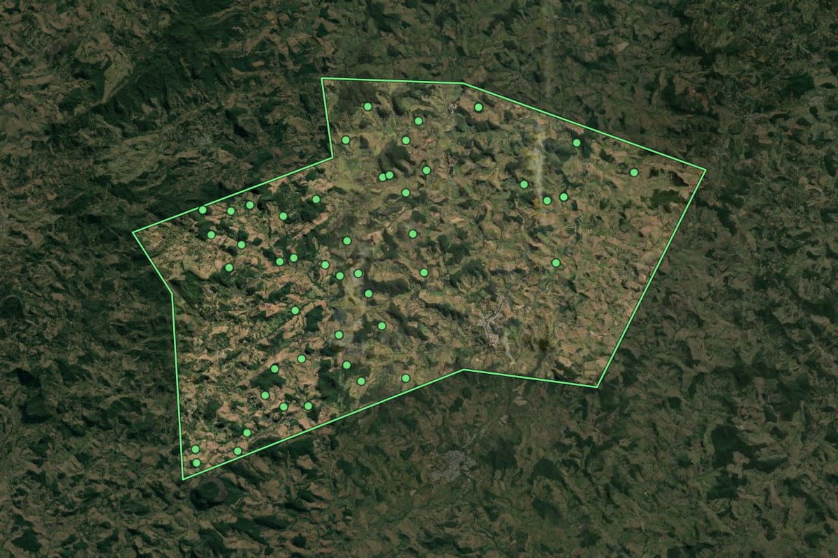Imagem de satélite de Tombos (MG), com o contorno do município e a posição dos imóveis desta página.