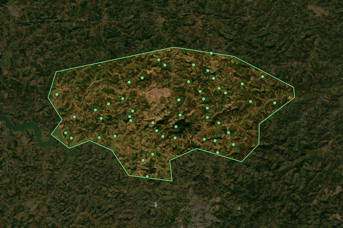 Imagem de satélite de Três Pontas (MG), com o contorno do município e a posição dos imóveis desta página.
