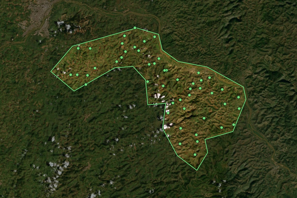 Imagem de satélite de Tumiritinga (MG), com o contorno do município e a posição dos imóveis desta página.