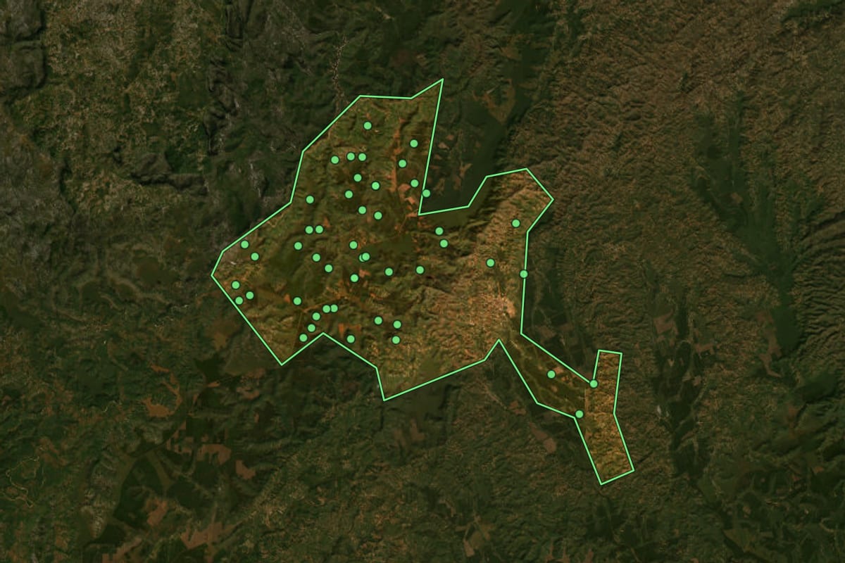 Imagem de satélite de Turmalina (MG), com o contorno do município e a posição dos imóveis desta página.