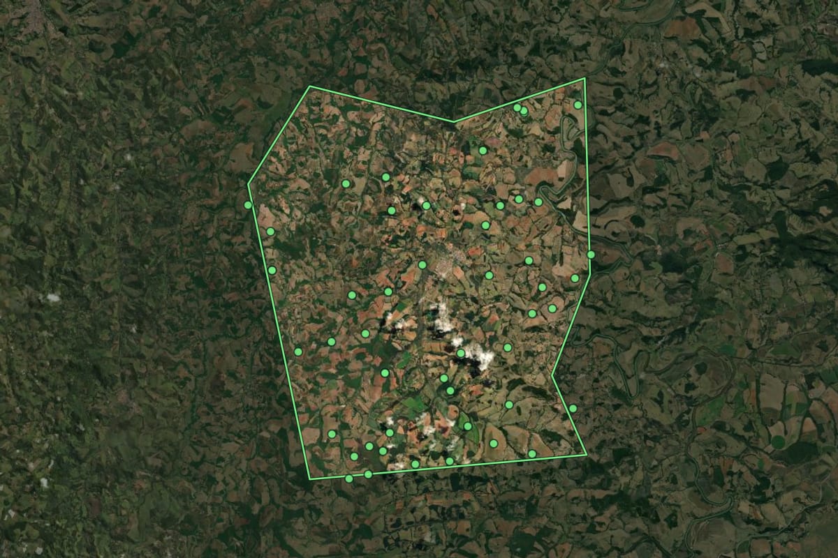 Imagem de satélite de Turvolândia (MG), com o contorno do município e a posição dos imóveis desta página.