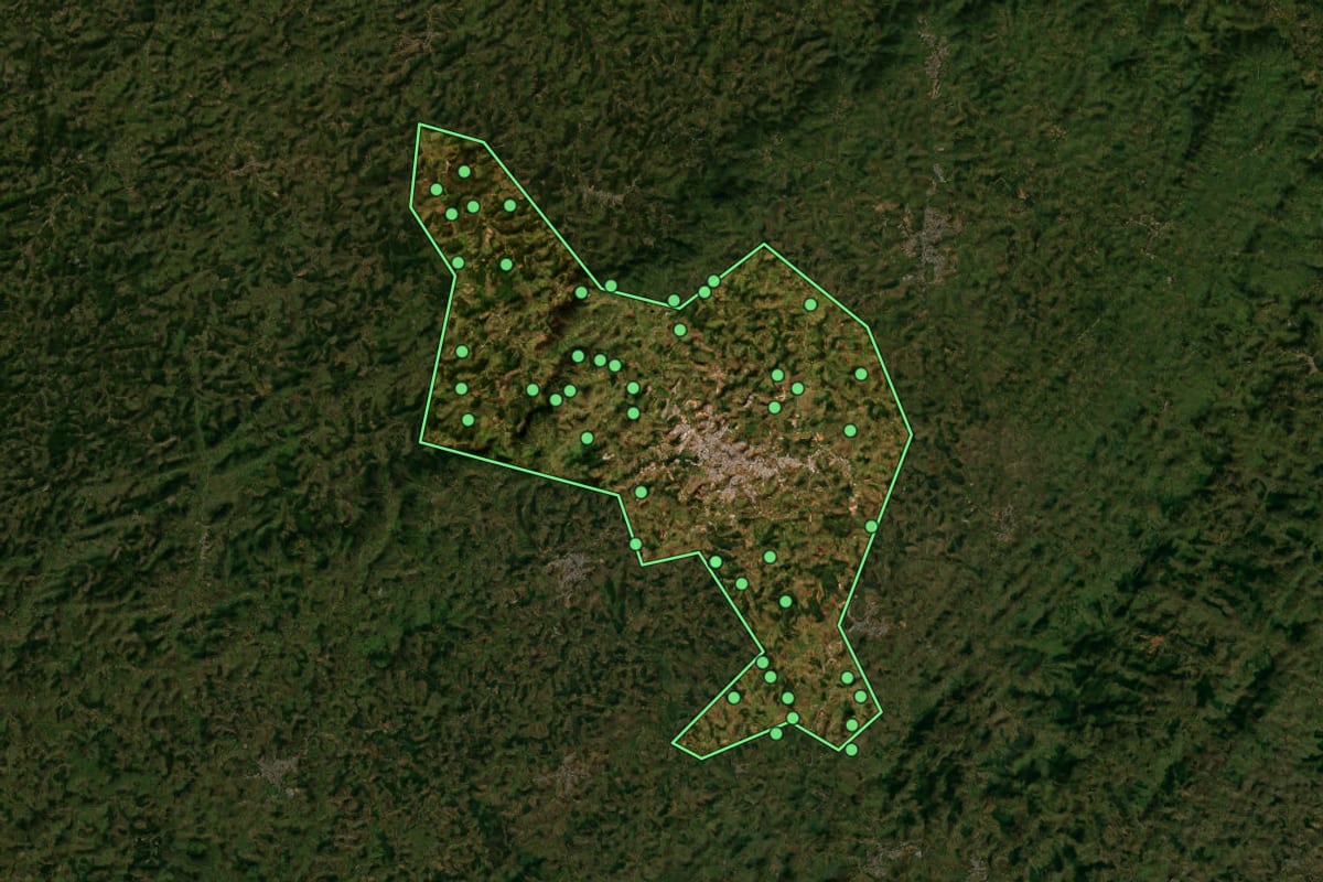 Imagem de satélite de Ubá (MG), com o contorno do município e a posição dos imóveis desta página.