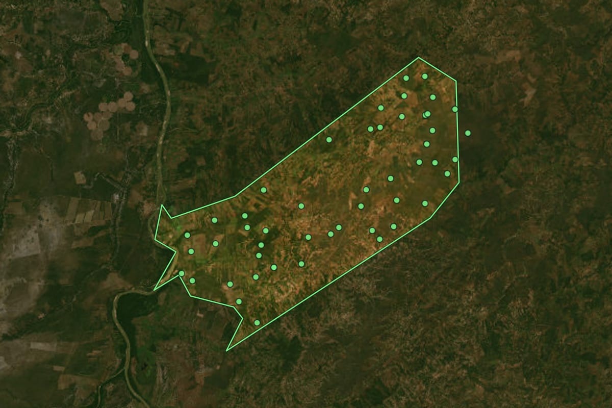 Imagem de satélite de Ubaí (MG), com o contorno do município e a posição dos imóveis desta página.
