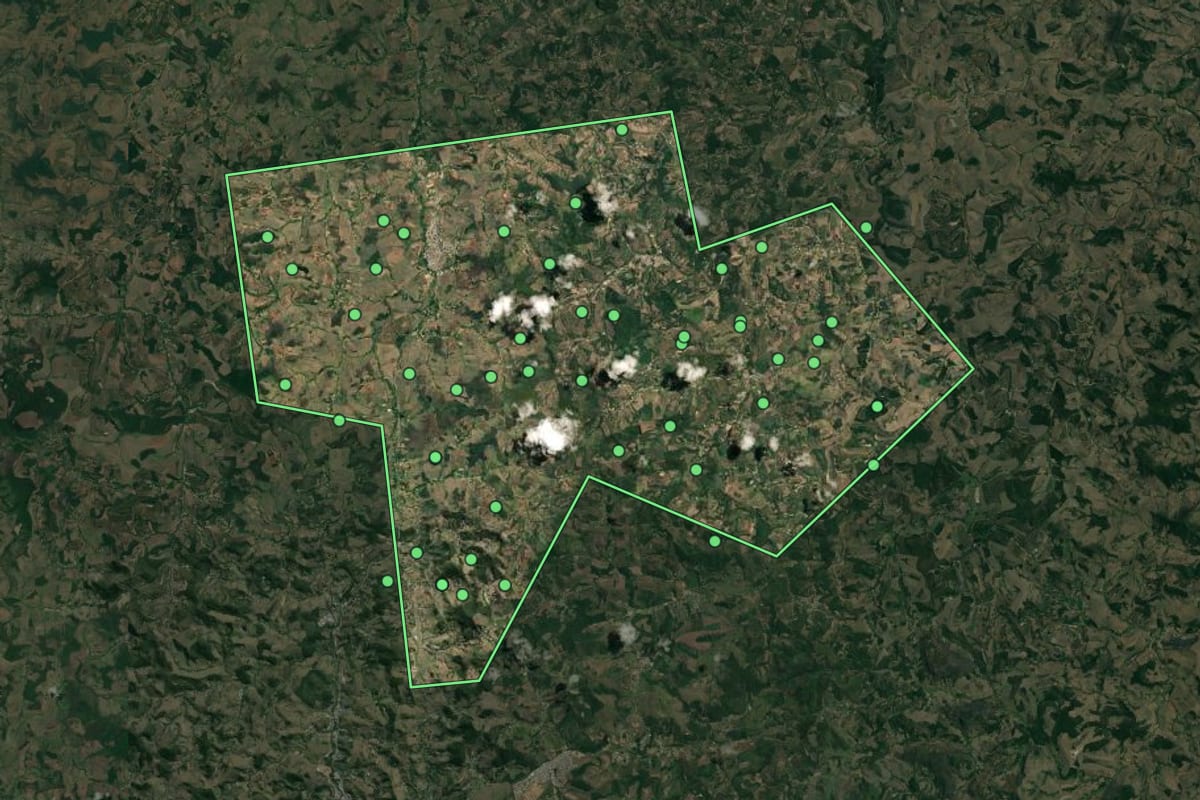 Imagem de satélite de Ubaporanga (MG), com o contorno do município e a posição dos imóveis desta página.