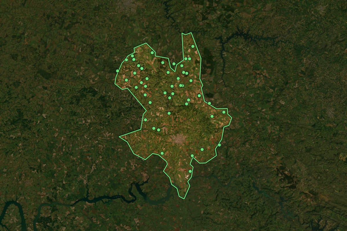 Imagem de satélite de Uberaba (MG), com o contorno do município e a posição dos imóveis desta página.