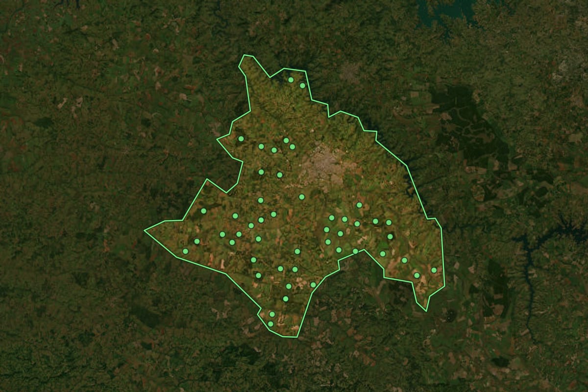 Imagem de satélite de Uberlândia (MG), com o contorno do município e a posição dos imóveis desta página.