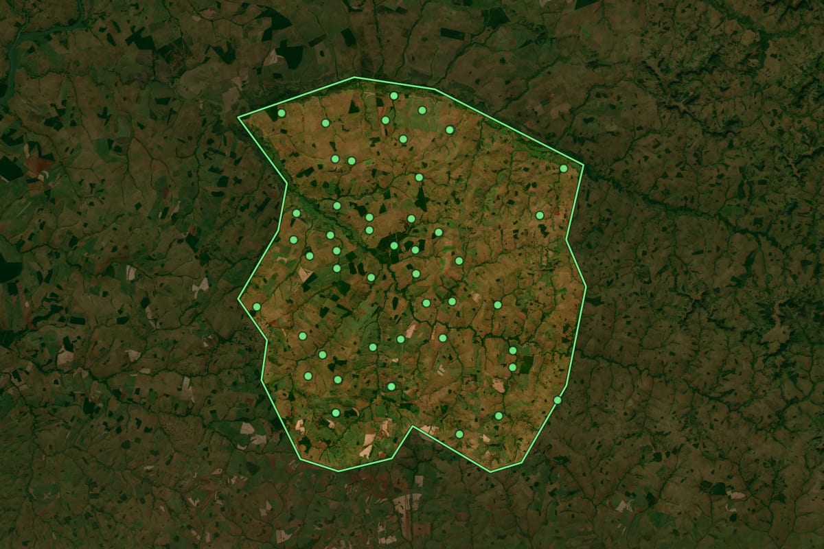 Imagem de satélite de União de Minas (MG), com o contorno do município e a posição dos imóveis desta página.