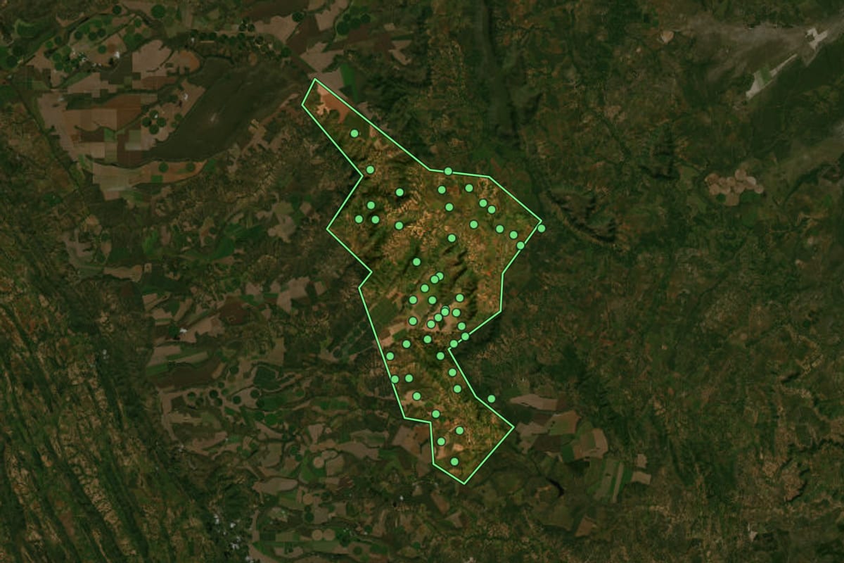 Imagem de satélite de Uruana de Minas (MG), com o contorno do município e a posição dos imóveis desta página.