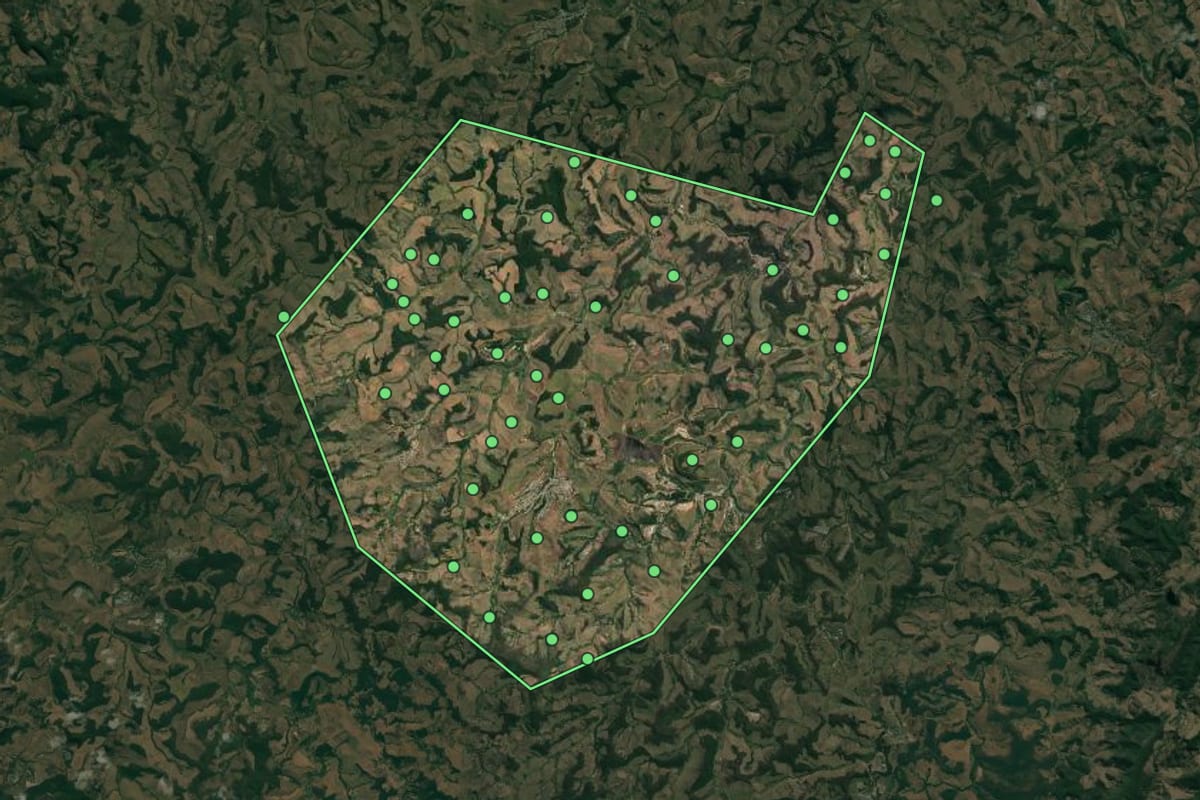Imagem de satélite de Urucânia (MG), com o contorno do município e a posição dos imóveis desta página.