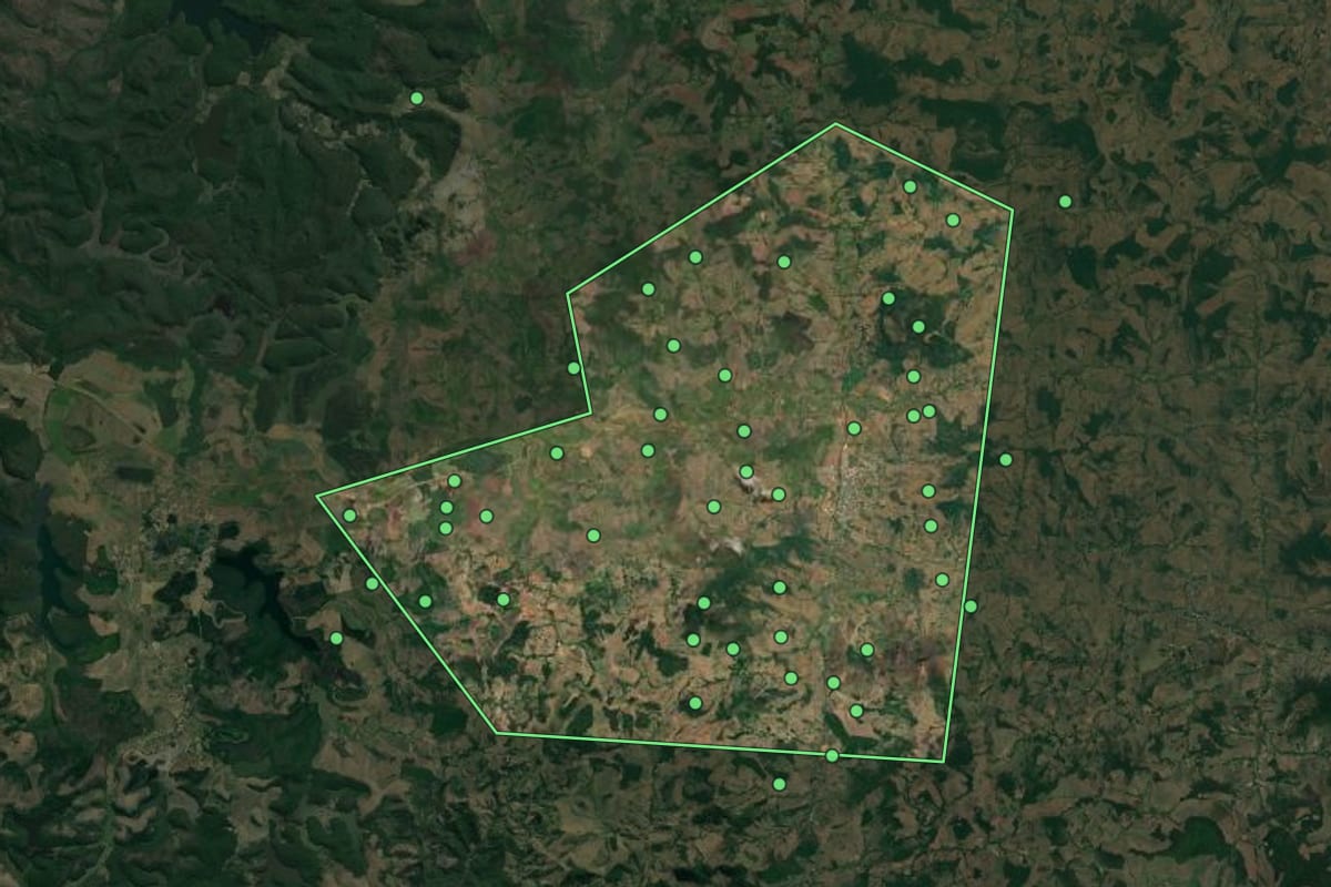 Imagem de satélite de Vargem Alegre (MG), com o contorno do município e a posição dos imóveis desta página.