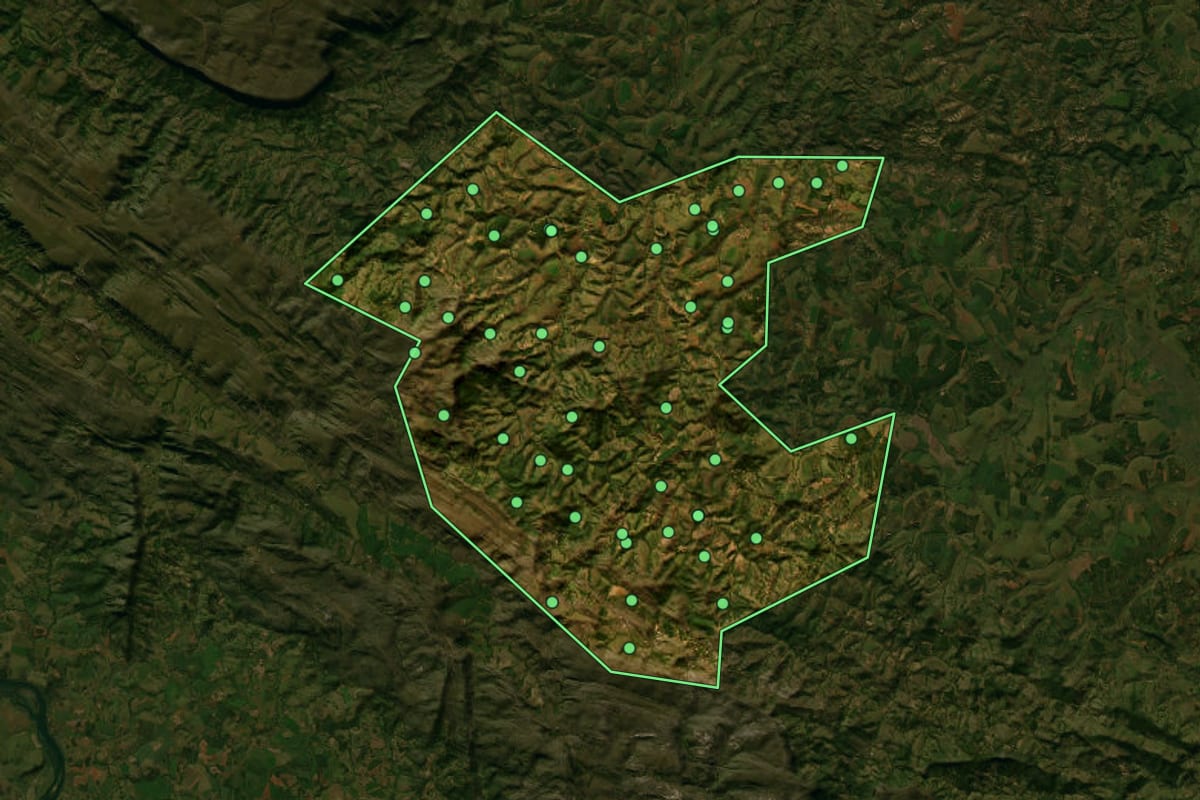 Imagem de satélite de Vargem Bonita (MG), com o contorno do município e a posição dos imóveis desta página.