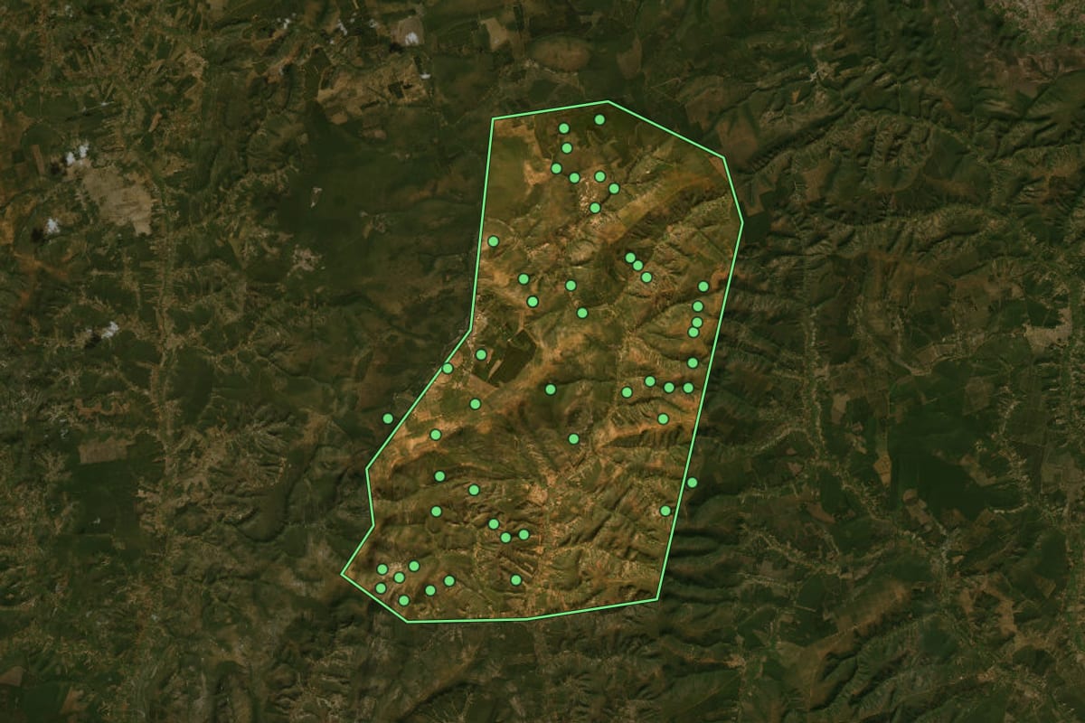 Imagem de satélite de Vargem Grande do Rio Pardo (MG), com o contorno do município e a posição dos imóveis desta página.