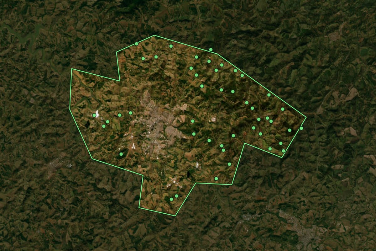 Imagem de satélite de Varginha (MG), com o contorno do município e a posição dos imóveis desta página.