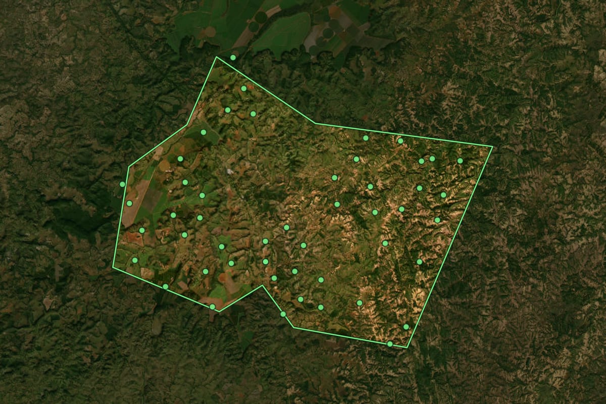 Imagem de satélite de Varjão de Minas (MG), com o contorno do município e a posição dos imóveis desta página.