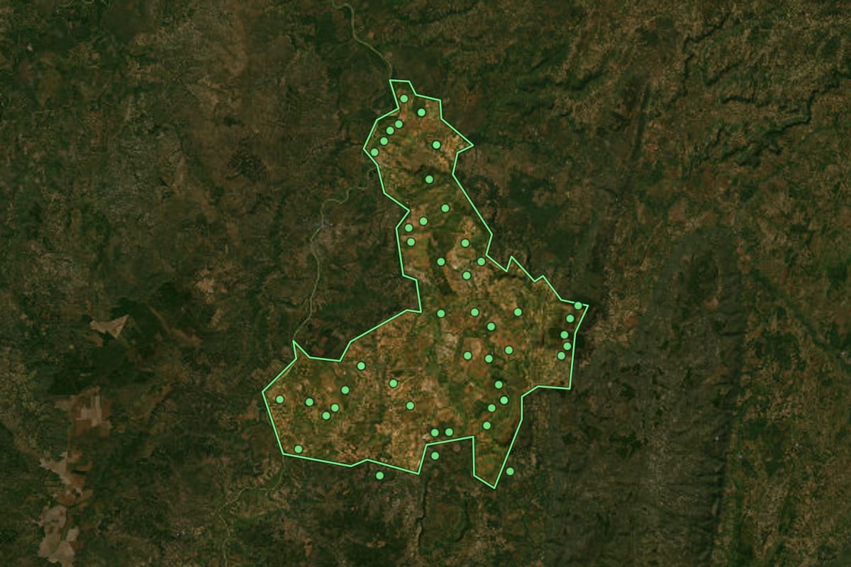 Imagem de satélite de Várzea da Palma (MG), com o contorno do município e a posição dos imóveis desta página.