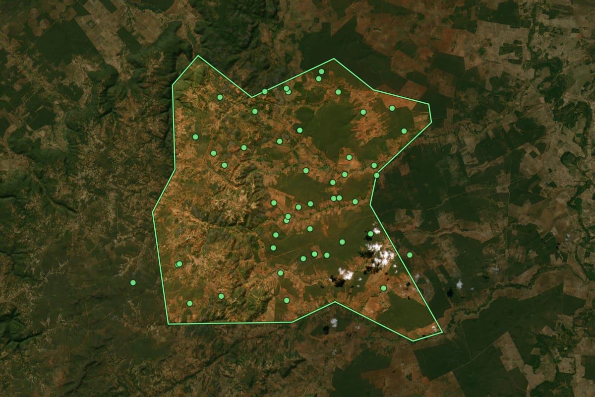 Imagem de satélite de Varzelândia (MG), com o contorno do município e a posição dos imóveis desta página.