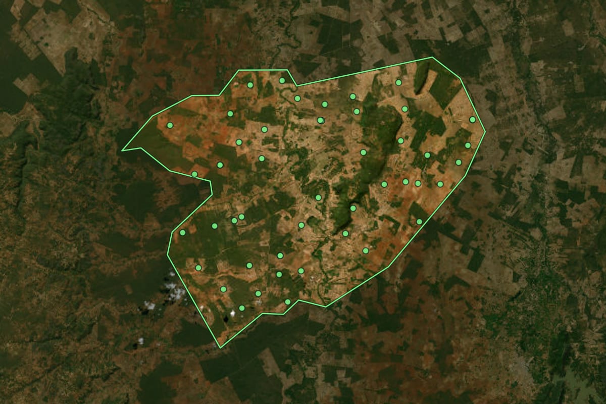 Imagem de satélite de Verdelândia (MG), com o contorno do município e a posição dos imóveis desta página.