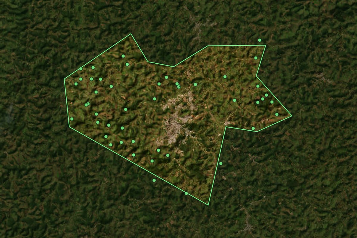 Imagem de satélite de Viçosa (MG), com o contorno do município e a posição dos imóveis desta página.
