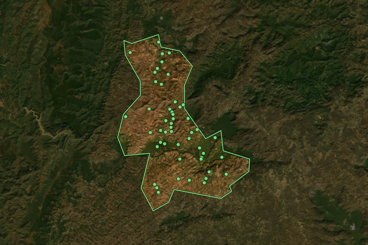 Imagem de satélite de Virgem da Lapa (MG), com o contorno do município e a posição dos imóveis desta página.