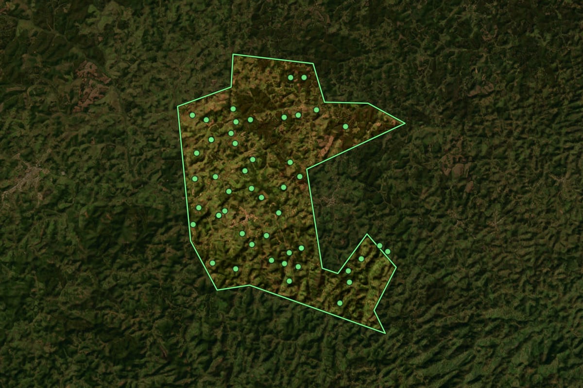 Imagem de satélite de Virginópolis (MG), com o contorno do município e a posição dos imóveis desta página.