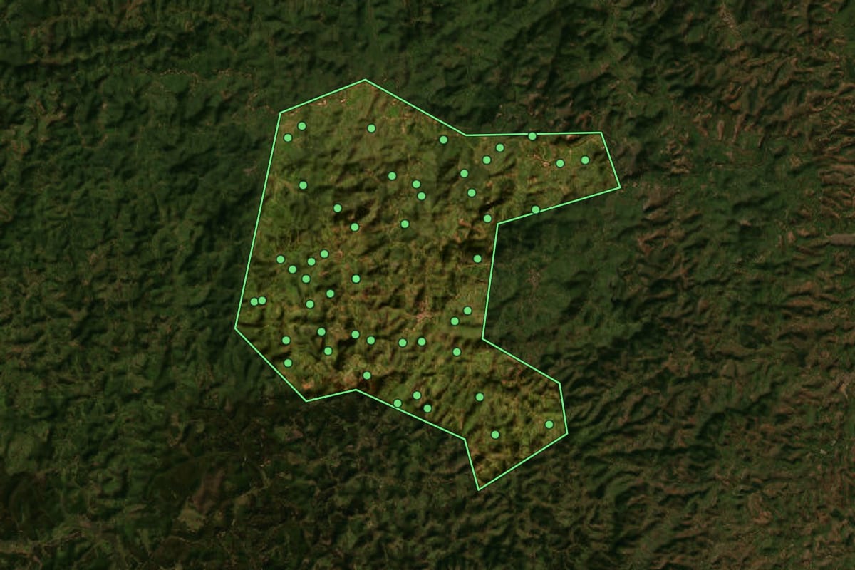 Imagem de satélite de Virgolândia (MG), com o contorno do município e a posição dos imóveis desta página.