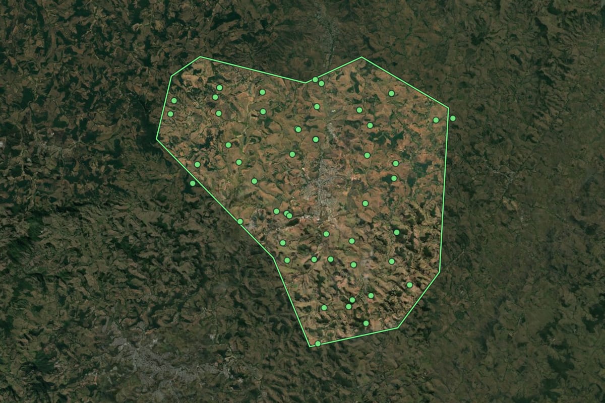 Imagem de satélite de Visconde do Rio Branco (MG), com o contorno do município e a posição dos imóveis desta página.