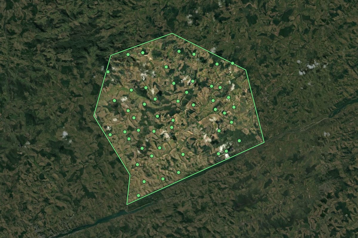 Imagem de satélite de Volta Grande (MG), com o contorno do município e a posição dos imóveis desta página.