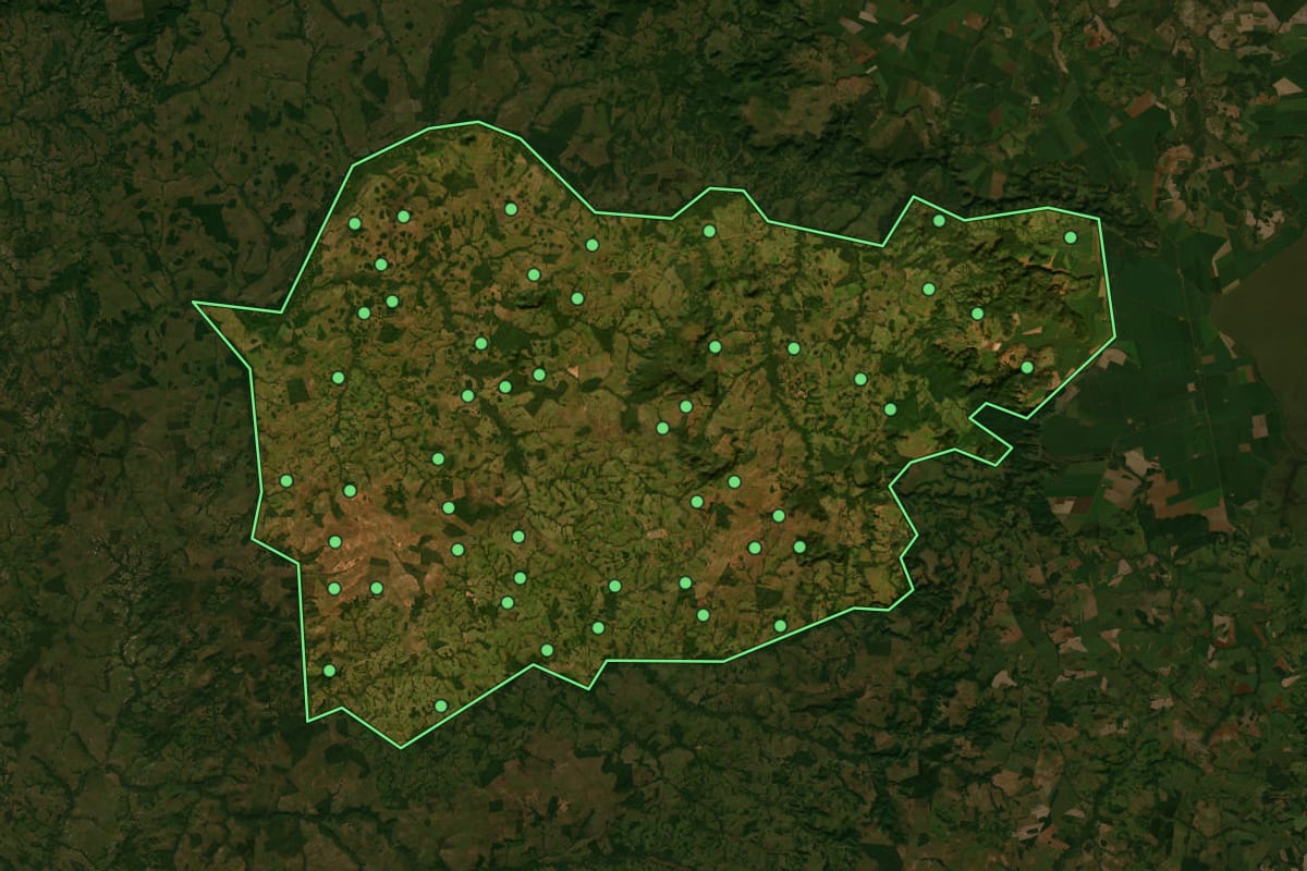 Imagem de satélite de Alcinópolis (MS), com o contorno do município e a posição dos imóveis desta página.