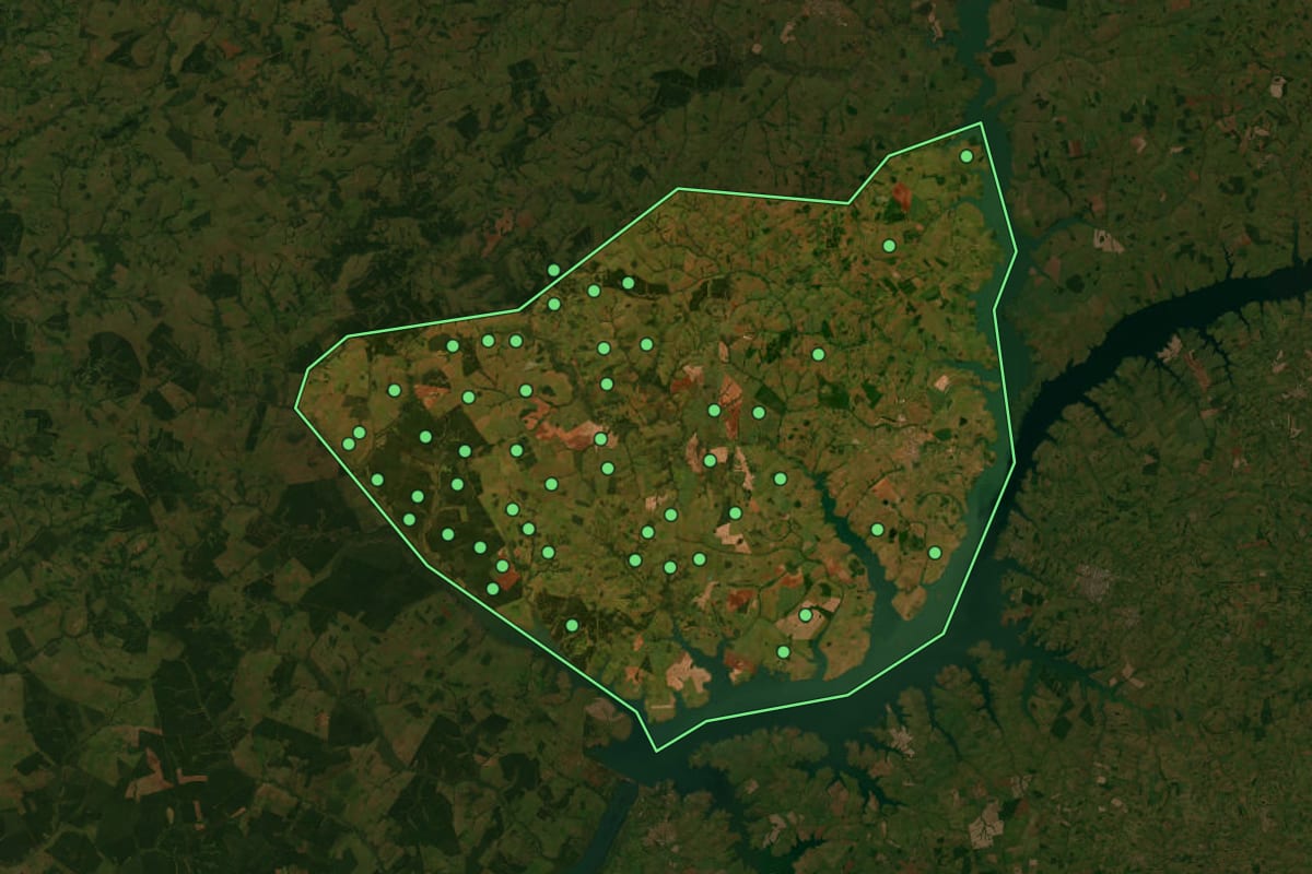 Imagem de satélite de Aparecida do Taboado (MS), com o contorno do município e a posição dos imóveis desta página.