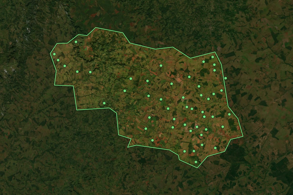 Imagem de satélite de Bandeirantes (MS), com o contorno do município e a posição dos imóveis desta página.