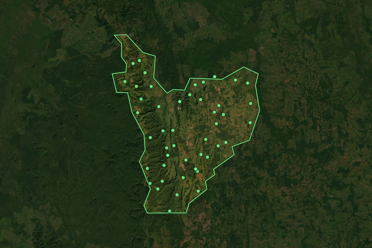 Imagem de satélite de Bodoquena (MS), com o contorno do município e a posição dos imóveis desta página.