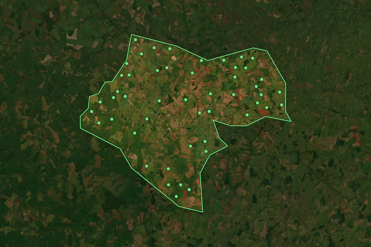 Imagem de satélite de Caarapó (MS), com o contorno do município e a posição dos imóveis desta página.