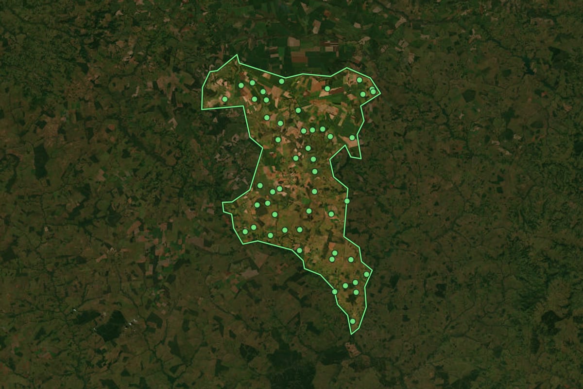 Imagem de satélite de Chapadão do Sul (MS), com o contorno do município e a posição dos imóveis desta página.