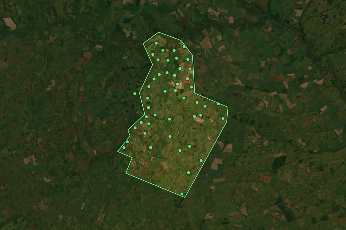 Imagem de satélite de Deodápolis (MS), com o contorno do município e a posição dos imóveis desta página.