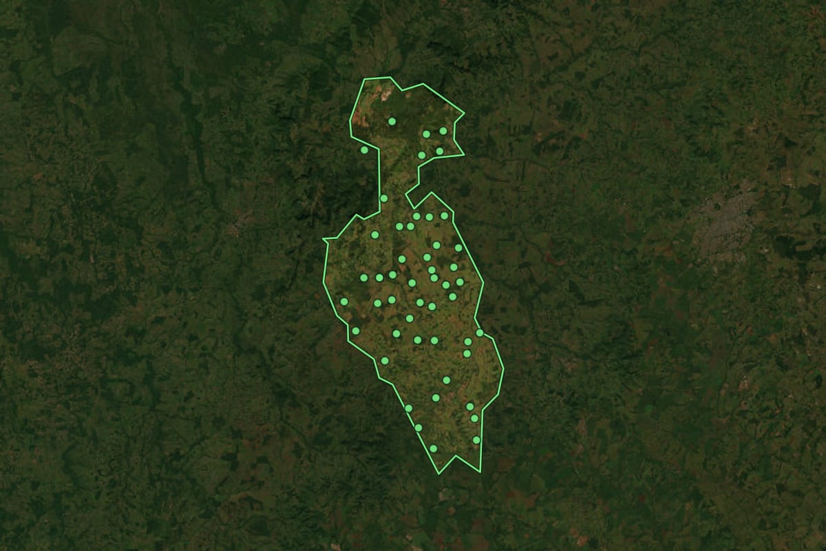 Imagem de satélite de Dois Irmãos do Buriti (MS), com o contorno do município e a posição dos imóveis desta página.